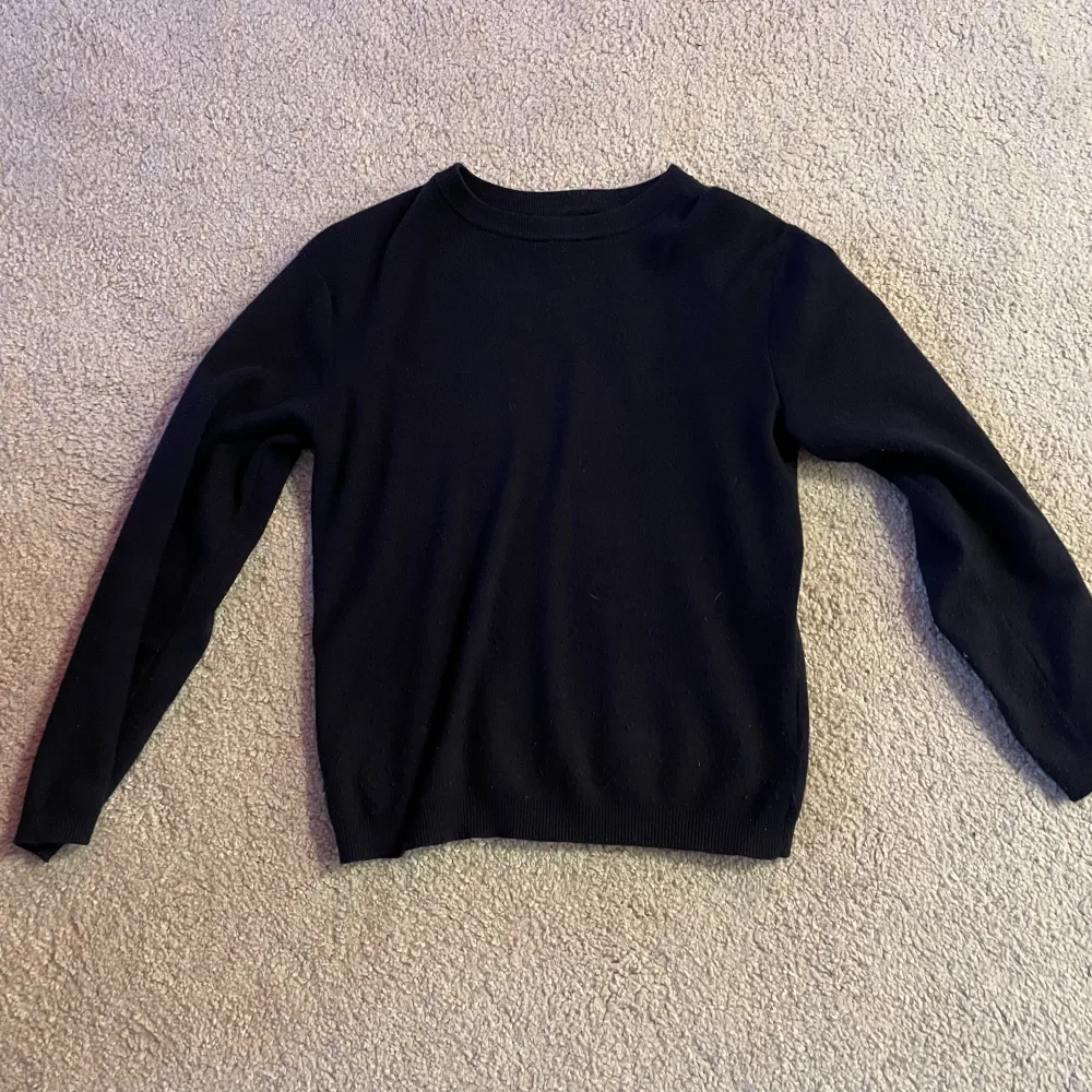 En mörkblå stickad tröja ifrån zara i storlek 164cm som motsvarar XS, inga defekter förutom att den är lite nopprig men det kan enkelt fixas.. Stickat.