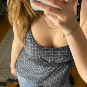 Topp  - Super fint mörkblått linne med paljetter på!! ❤️Så fint till fester eller annat och bra och hållbart material!!💙 det är paljetter på axelbanden och runt linnet så snyggt!! (Köparen står för frakten)😘😘