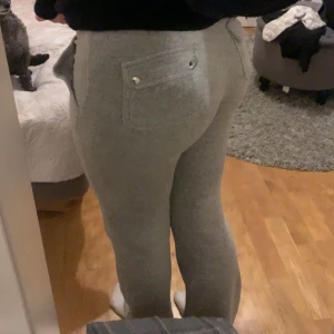 Juicy byxor - Gråa juicy byxor storlek XS. Bra skick inga skador inga fläckar och knappt använda. Frakt ingår i priset.