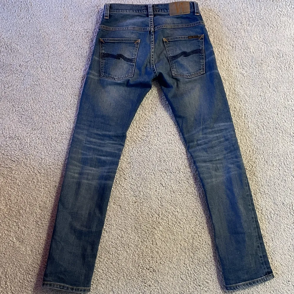 Nudie jeans i storlek 27/30 i färgen ljusblå. Nypris 1300 kr, Knappt använda och inga defekter!. Jeans & Byxor.