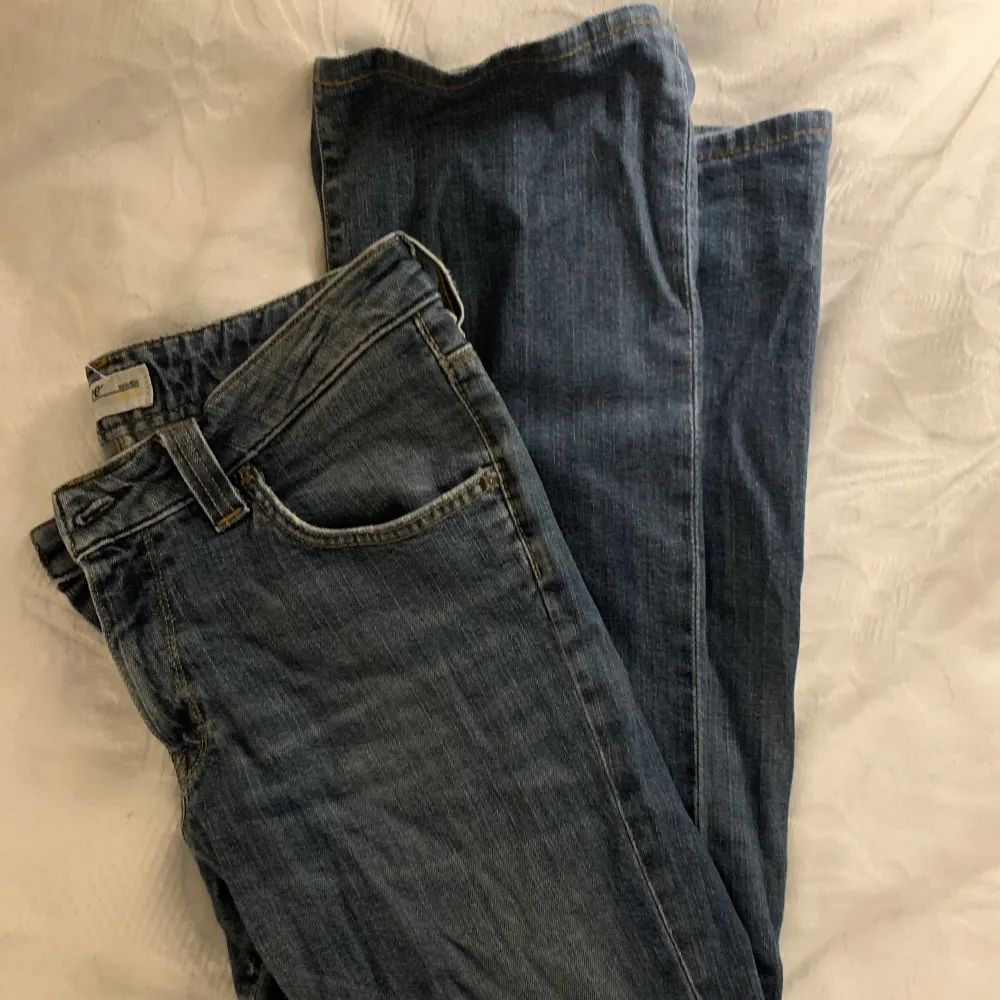 De är midwaist och raka, ganska långa. Det står ingen storlek i dem men upskattar att det är ca 36-38. Jeans & Byxor.