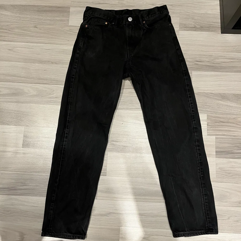 Washed svarta jeans . Jeans & Byxor.