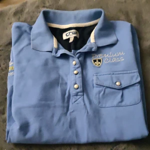 Ridtröja - Säljer denna ridtröja då jag inte har intresse för ridning längre, använt max tre gånger men saknar en knapp.