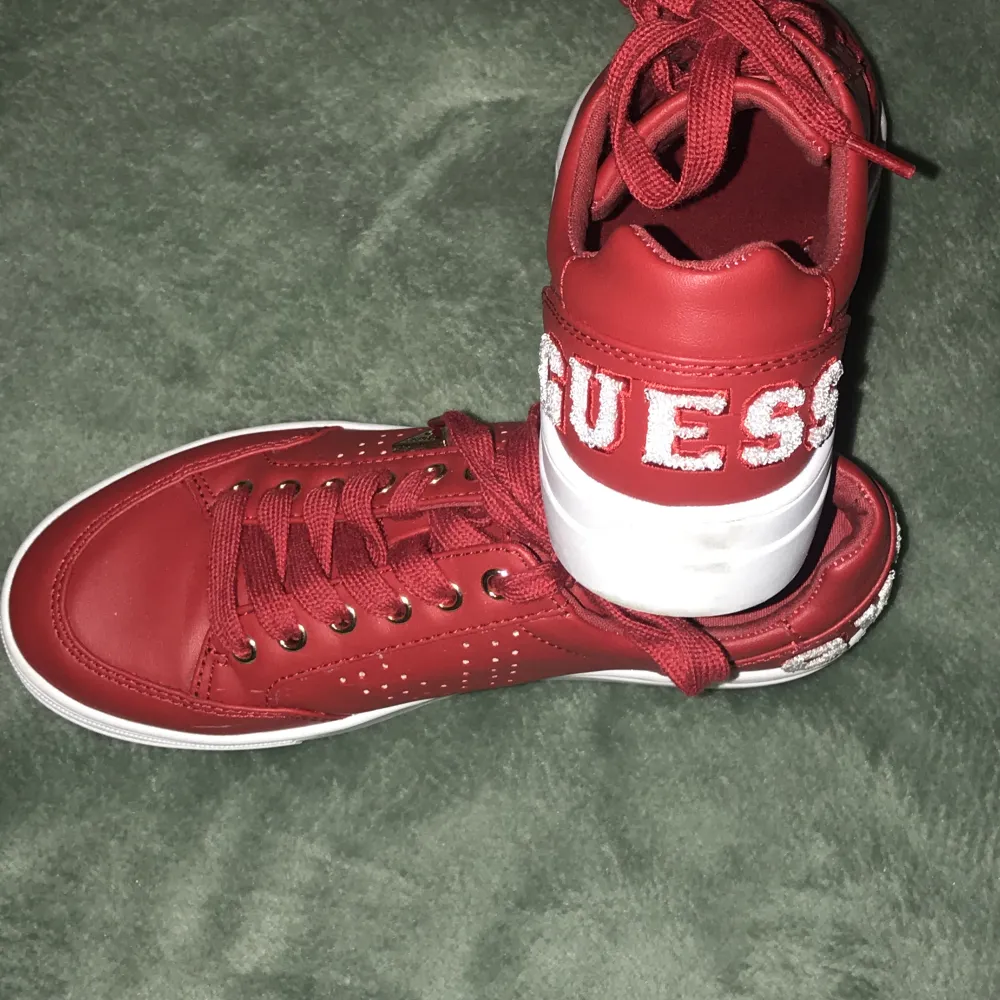 Röda skor från Guess. Endast använda 1 gång. Stl 37 men liten storlek.. Skor.