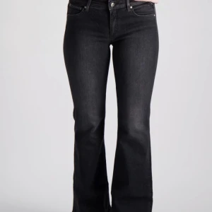 Jeans - ett par jätte snygga lågmidjade jeans som inte kommer till användning💓 har använt som 1 gång så dom är som ny. Storleken är 158cm(14 år) i barnstorlek ! Köpte dom för 999kr men säljer för 500❤️