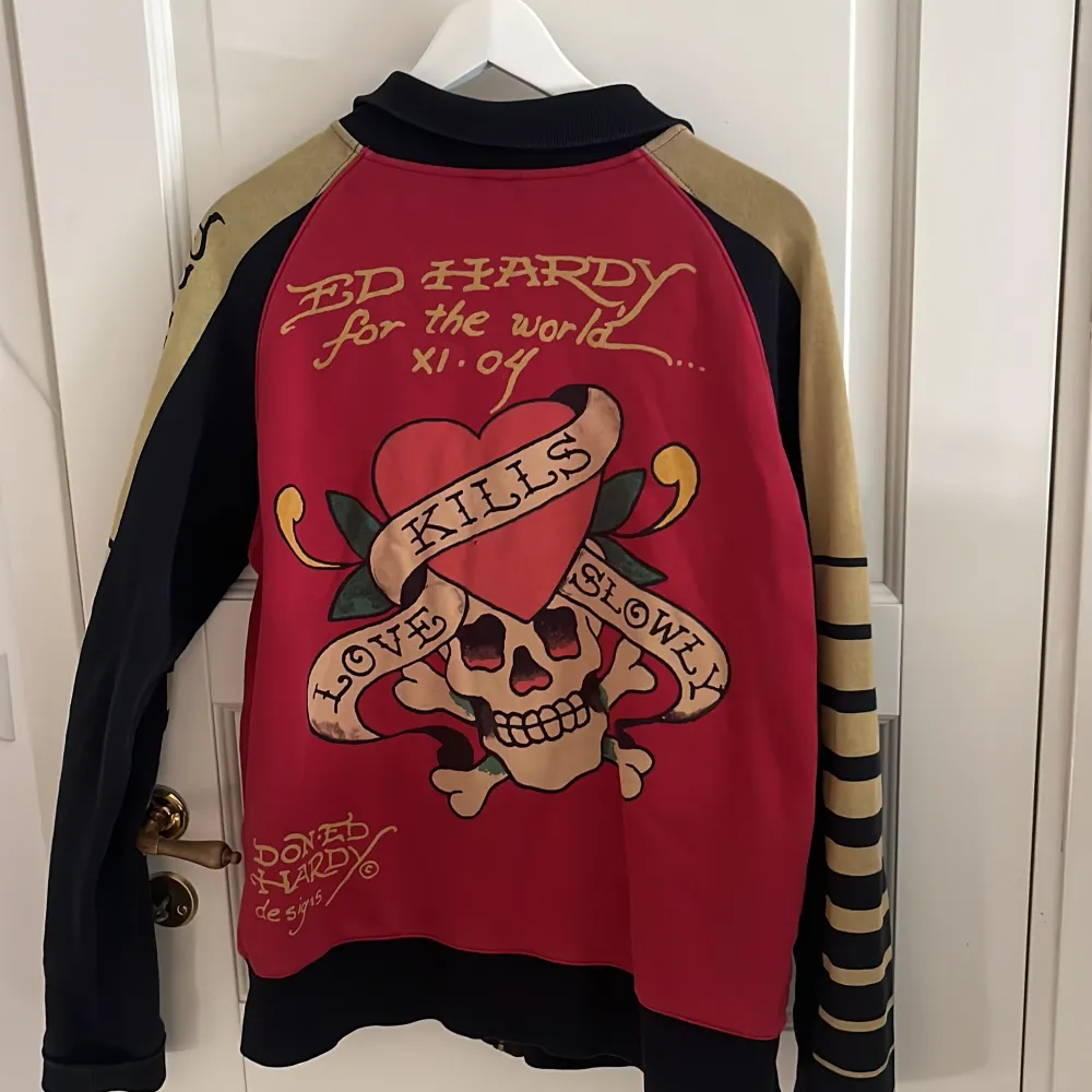 Cool ed hardy zip up med fickor. Den har två små hål på höger arm men annars i bra skick. Jag är osäker på storleken men skulle nog säga m.. Hoodies.