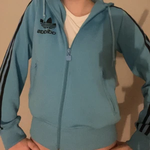 adidas zipup - Jättefin turkos adidas zipup som tyvärr inte används längre. Inga synliga skador. Sitter som xs