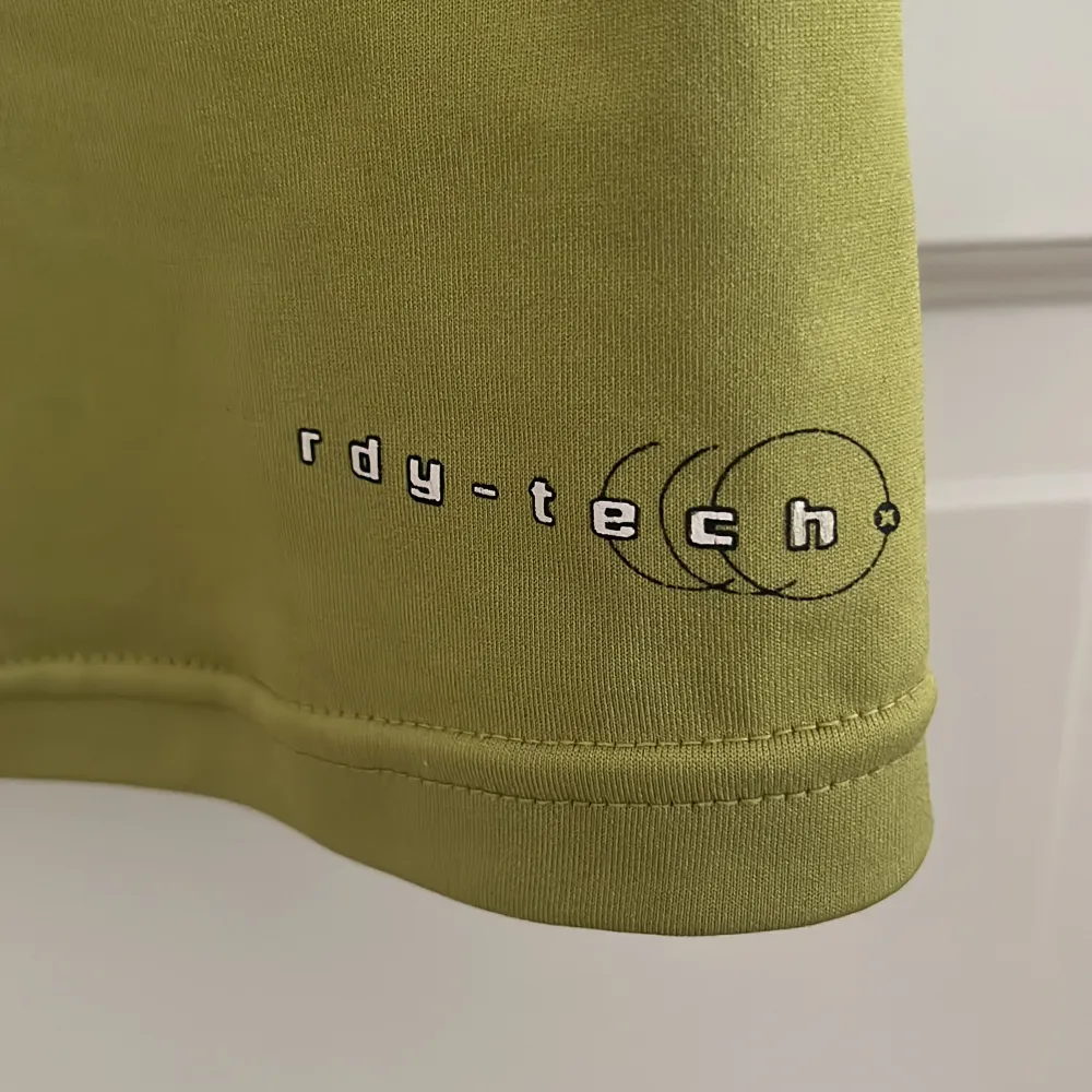 Coolt sportlinne. Den har en fin detalj på ryggen. Köpte den på en second hand men den ser ut att vara i gott skick, jag har inte använt den mer än två-tre gånger. . Yläosat.