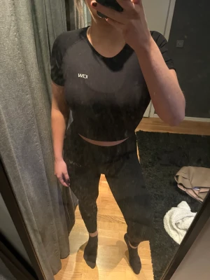 ICIW tränings sett  - Svart tränings sett från IcanIWill!  Kortare topp å stretchiga sköna tights!  Topp: strlk S/M Byxa: Strlk Xs/S Topp: 180kr  Byxa: 220kr Köp båda för: 350kr
