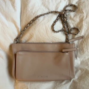 Zadig & Voltaire väska - Jag säljer min zadigväska pga att jag inte använder den längre. Den är i en supersöt ljusrosa färg och har ett långt band man kan ha som crossbody (men som jag även tagit en tofs och virat runt bandet så man kan ha den på axeln också. Möts upp/ fraktar💓