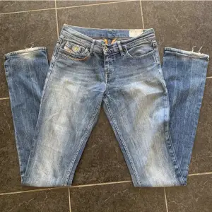 Diesel jeans i bra skick, köpta på Plick men säljs nu vidare då dem inte kommer till användning.  Min kusin som bär upp plagget är normalt sätt en XS och är 170 cm lång!💗