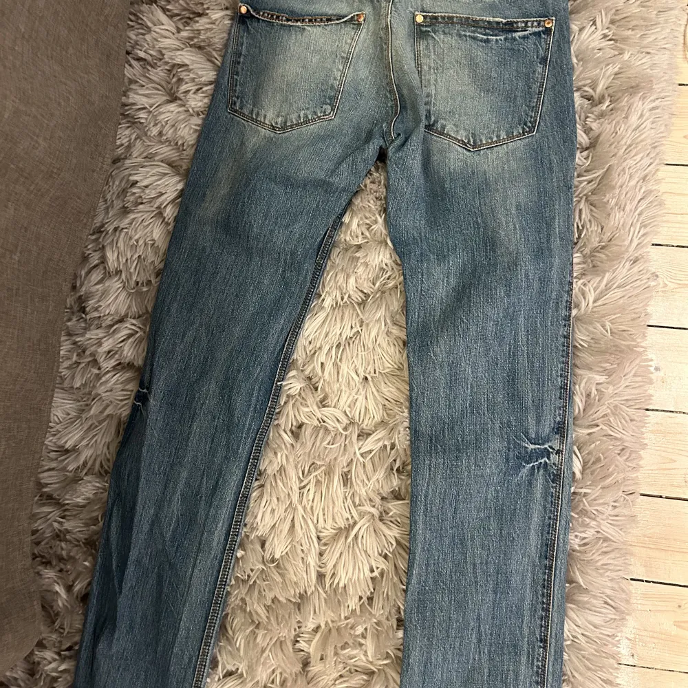 Säljer nu dessa otroligt snygga lågmidjade Acne jeans😍⚡️Storleken framgår inte på byxorna men de passar inte mig som har S/36 i byxor och jeans, så jag skulle gissa att de är st 32/34. Jeans & Byxor.