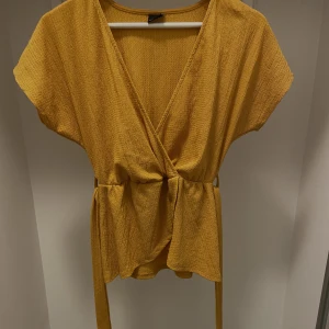 Gul blus - Fin blus med band från Gina tricot i storlek 34