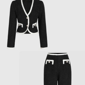 Kostym set   - Jag köpte detta set, jättefint men den passade inte mig tyvär. Det blev strul med att skicka tillbaka varan till företaget och därför säljer jag den här.  Det är helt nytt med ettiket på, endast provat och väldigt elegant💓 Byxor: S  Kavaj: M