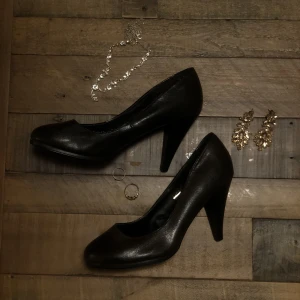 Brun-svarta klackar  - Super söta brunsvarta klackskor perfekt till en middag mm!🖤 storlek 38 är stora i storleken pga säljs därför🫠 så fina!!! Säljs för 60kr + frakt