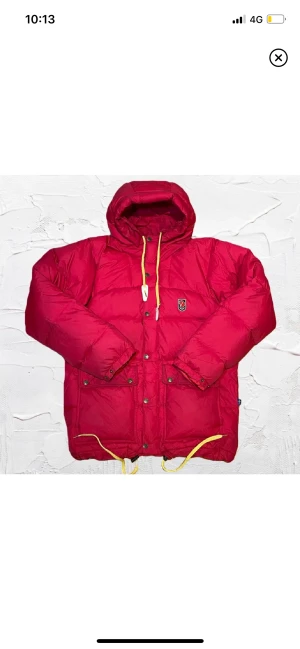 Fjällräven jacka - Säljer nu min röda fjällräven jacka då jag funderar på att köpa en annan jacka💕dammodell storlek s!  Årsmodell 2018 och jackan är i bra skick😊