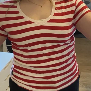 randig tröja - säljer min jäääättefina lite tjockare t shirt från en loppis