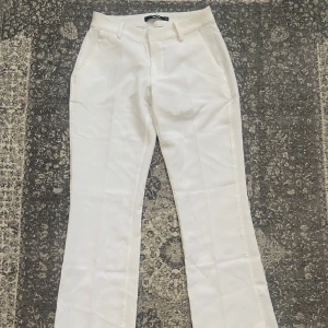 Bikbok lågmidjade kostymbyxor - Säljer ett par fina lågmidjade kostymbyxor från bikbok som jag aldrig använt då dem är lite för små på mig. Är i storlek 34 men passar en 32 också. Byxorna har slits vid sidorna av benen.I perfekt skick! Pris går att diskuteras vid snabb affär Mötes i gbg