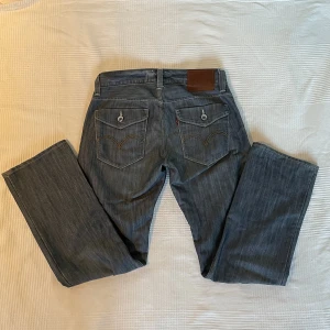 Levi’s 514 - Assnygga Levi’s 514 Slim Straight i bra skick! Låg midja. W30 L30 Midja: 80cm  Innerbenslängd: 76cm Frakt tillkommer 💖