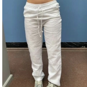 Linnebyxor - Hej, säljer ett par helt nya linnebyxor (lapp finns kvar) som är köpt från Design by si. De är dubbeltyg i de så de är inte alls genomskinliga 