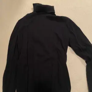 Säljer två stycket tröjor för män.  Bild1: HM polotröja mörkblå strl xs - 100kr Bild2: dressman zipup grå strl s - 100kr
