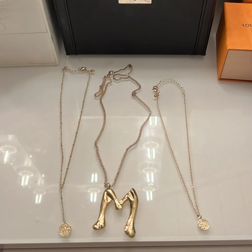 Smycken som inte kommer till användning. Örhängen, armband och halsband 20kr st!  . Accessoarer.