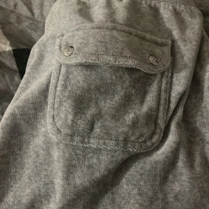 Juicy Byxor - Säljer mina Grå Juicy byxor då de är för stora, de är i storlek S men jag skulle säga att de passar M också