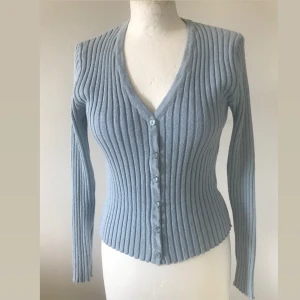 Pastel blå kofta - storlek: passar XS, S och M. möts i stockholm eller fraktar 🖤