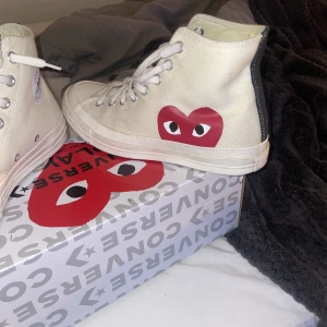 Comme des garcons converse - Ett par vita commes des garcons comverse köpta för ett år sedan, använde lite under sommaren men inget sen dess. Bra skick. Nypris 1500