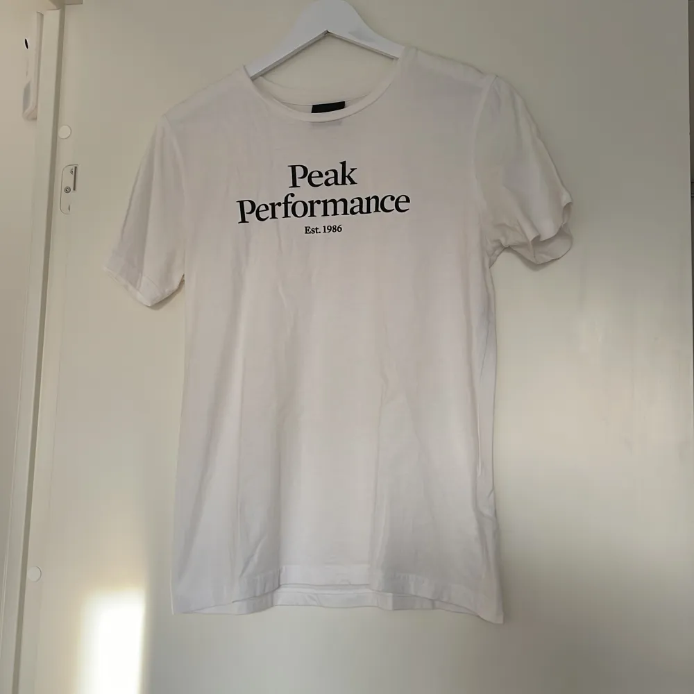 Säljer min oanvända peak t-shirt då den inte kommer till användning. Så gott som ny utan några täcken på användning 💕. T-shirts.