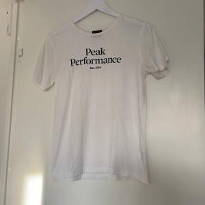 Säljer min oanvända peak t-shirt då den inte kommer till användning. Så gott som ny utan några täcken på användning 💕