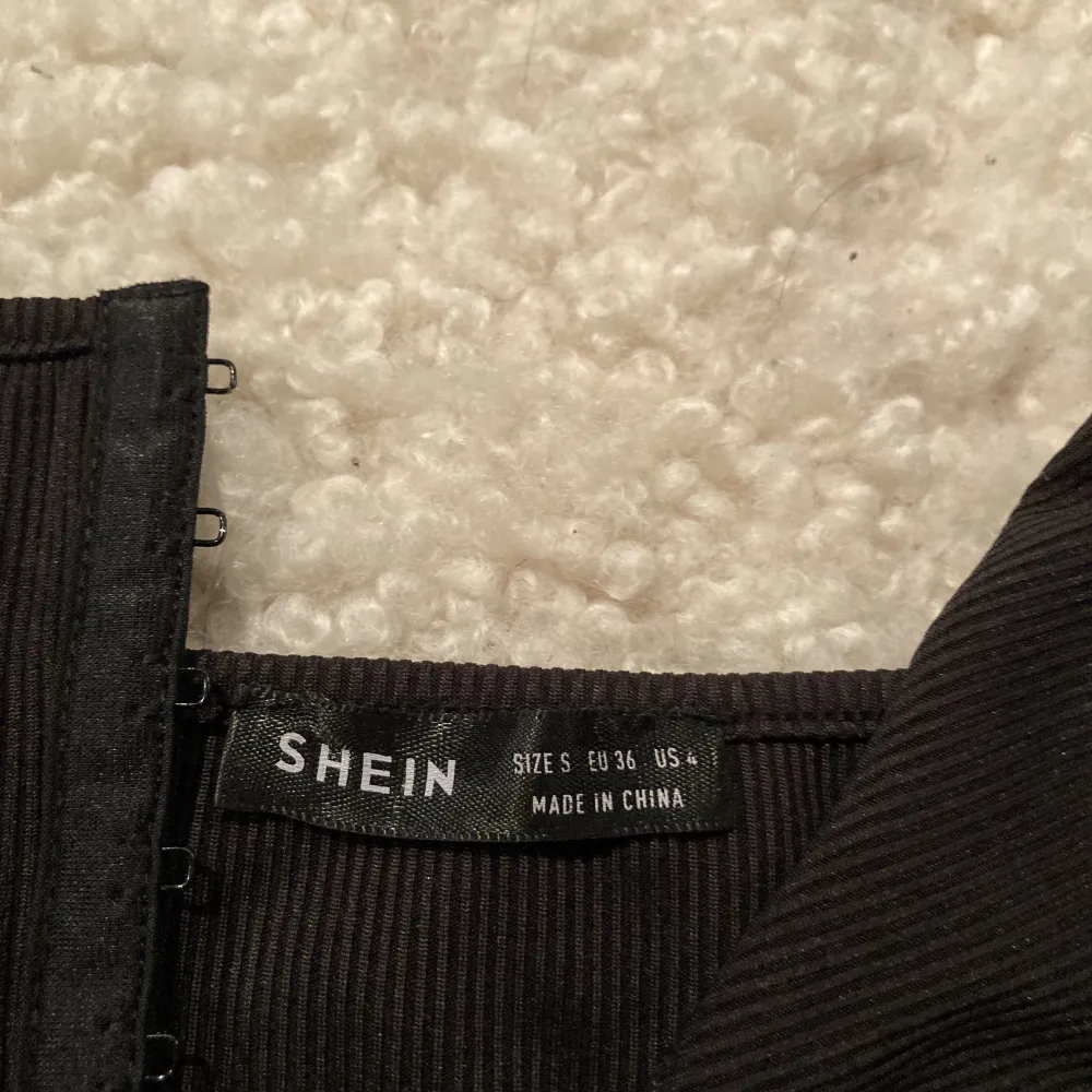 En svart ribbstickad linne från SHEIN, storlek S. Om du är intresserad skriv gärna till mig först . Toppar.