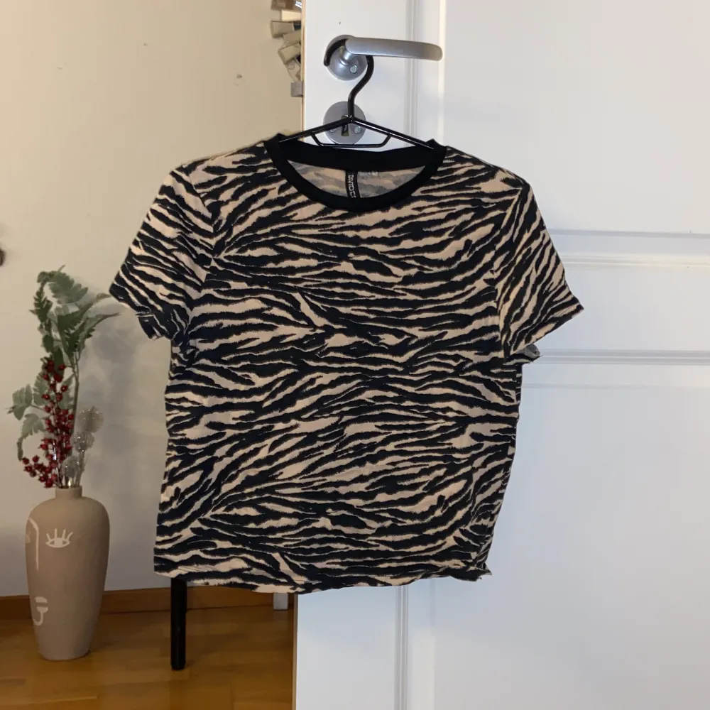 Söt och enkel Leopard t-shirt från H&M. Storlek S. Använd några gånger, men fortfarande i bra skick. Säljs pga att den ej kommer till användning längre. Köparen står för frakten! . T-shirts.