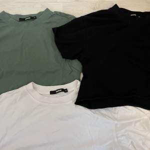 Jätte fina och bra basic croppade t-shirts i vit, svart och grön från Bikbok❤️Säljer för 40 kr styck men om man köpe fler får man det billigare. Dom är i storlek XS men passar S med❤️tryck inte på köp nu!