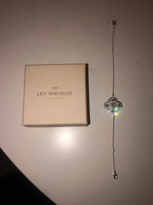 Lily and Rosé armband - Silver med swarovski armband  15-20 cm i omkret. Endast använt till bröllop en gång.  Låda medföljer 