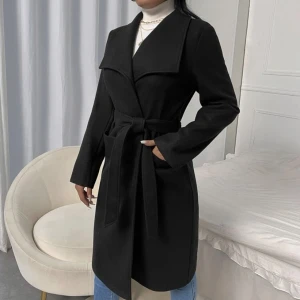 Kappa - Säljer denna helt nya kappa, strl L men sitter mer som en M! Jättebra kvalite, inte så tjock så jag skulle använt den mer på våren!