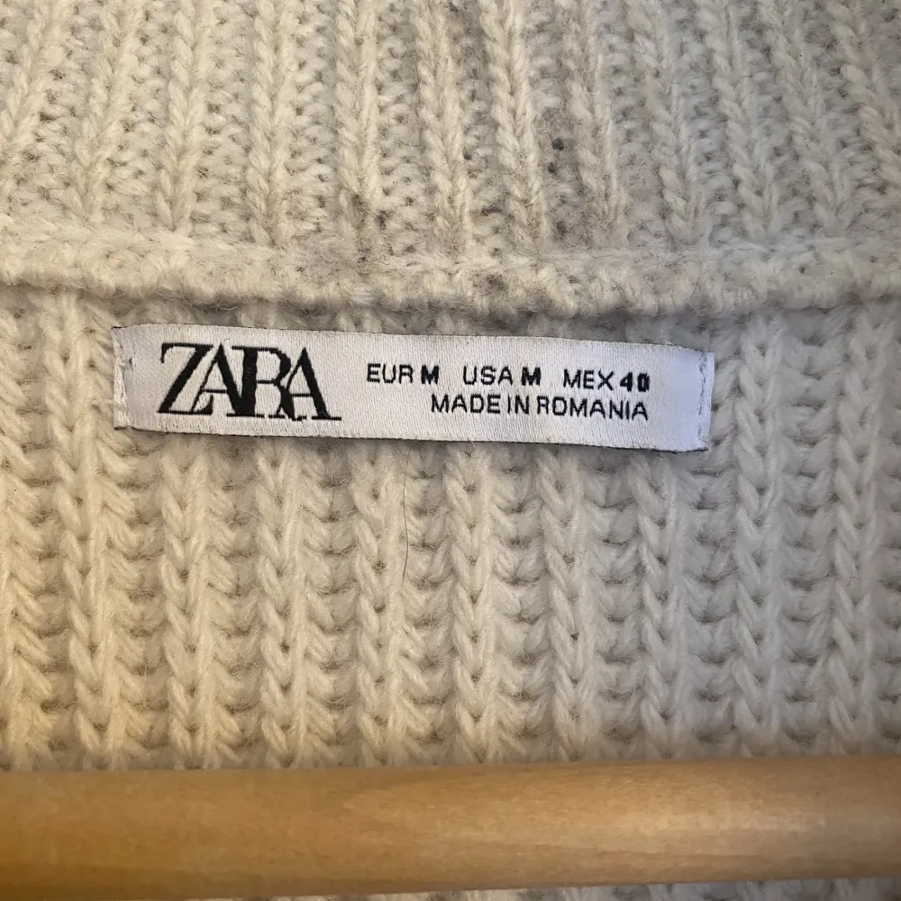 Säljer min bomullströja från Zara pga lite användning. Tröjan är i nyskick. Storlek M (tts). . Tröjor & Koftor.
