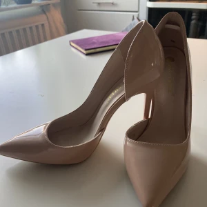 Beiga pumps - Fina klackskor som blivit använda någon enstaka gång, väldigt bra skick!