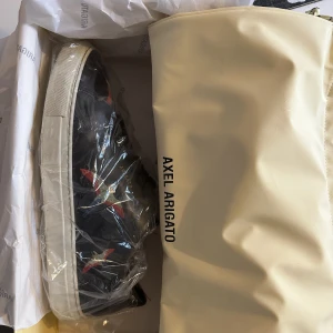 AXEL ARIGATO SKOR  - Hej!  Säljer ett par sjukt fina Axel arigato skor då jag inte använder dem längre!  Skorna är i bra skick och modellen heter CLEAN 90 SNEAKER, och är sjukt snygga nu till våren/sommaren!  Nypris 2400:-. Box samt påse medföljer!! 