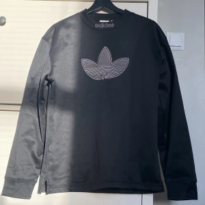 Grå Adidas tröja XS - Grå Adidas tröja, jättebra skick 👍🏼