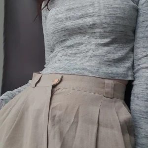 Croppad grå myströja låg polo topp tröja - Gråmelerad stretchig xs från h&m låg polo, något croppad, tajt passform men tyget är ribbat så känns inte sådär boakramande tajt.  Glöm inte att kolla övriga annonser <3