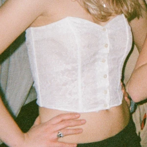 Spets korsett - Såååå fin trendig spets korsett! Köpt second hand, står ingen storlek men passar xs-m typ! Dör för denna men har för mkt toppar💕