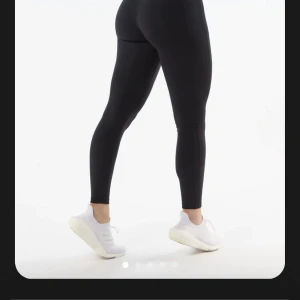 Alpalete  - Säljer dessa Pulse kinetic tights från alpalete i storlek XXS, aldrig använda ligger kvar i påsen, de är väldigt stretchiga vilket är skönt säljer dom på grund av att jag ej hann skicka tillbaka dom hade velat byta till en annan färg! 