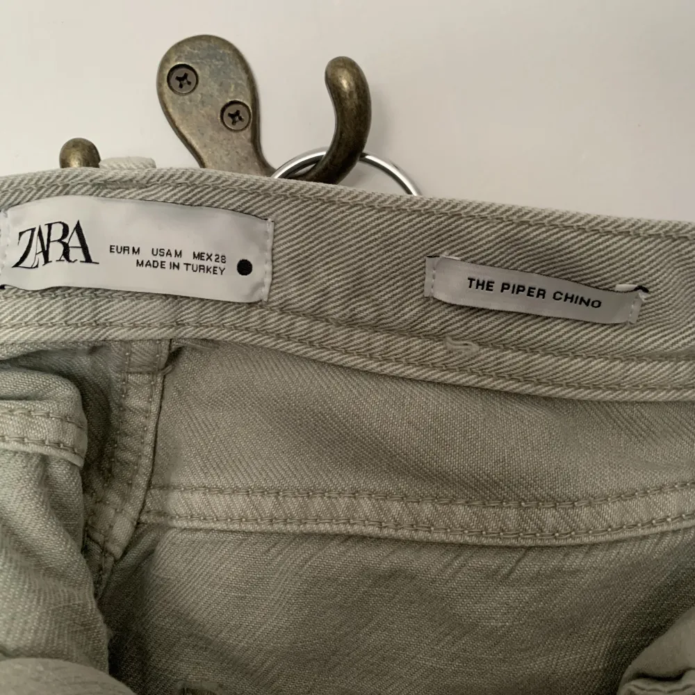 Nästintill oanvända jeans/chinos från zara i en beige/ljusgrön färg. Är i väldigt fint skick, endast använd en gång, långa i benen och mid-waist. Köparen står för frakt.. Jeans & Byxor.