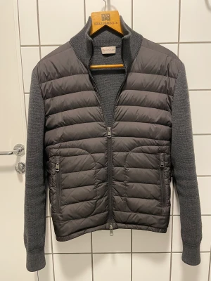 Moncler Cardigan  - En superfin moncler cardigan i storlek 1/s. Modellen finns inte att köpa längre. Jackan är såklart 100% äkta. Skriv vid funderingar! Skick 9/10 
