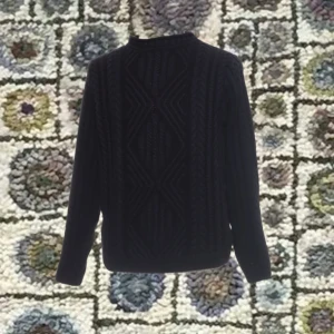 Mörkblå stickad tröja - Vintage stickad sweater!! Bra skick och inga fläckar, mysigt material :)