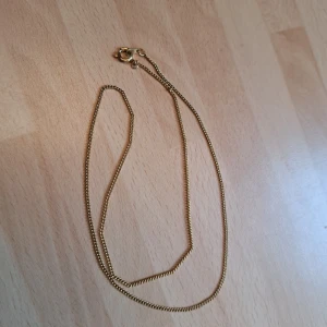 Guldpläterat Halsband 🌹 - Hej alla glada 🌹 Här har jag ett jättefint halsband,det är Guldpläterat 🌹ca 45 cm 🌹 Pris 25 kr plus frakt 16 kr 🌹 Kontakta mig Innan köp 🌹 Anki 🌹