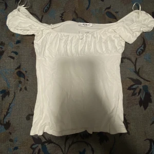 Tshirt - En super fin tröja som inte kommit till användning i strl S! 