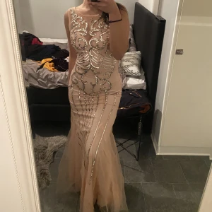 Rosa bal/festklänning - Använts endast 1 gång och är i ett bra skick! Fint till fester och balen🙈 storlek S