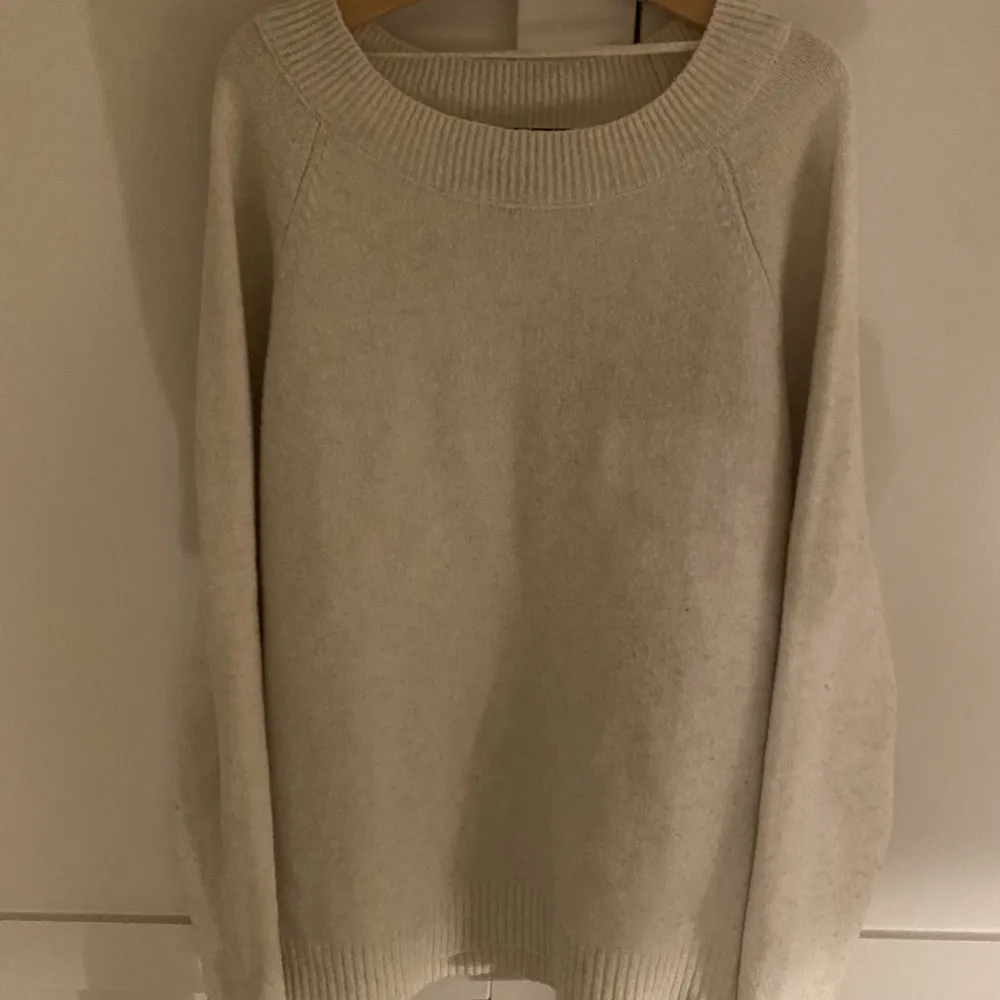 Säljer min jättefina tröja fårn vero mods i bra skick. Neuleet.